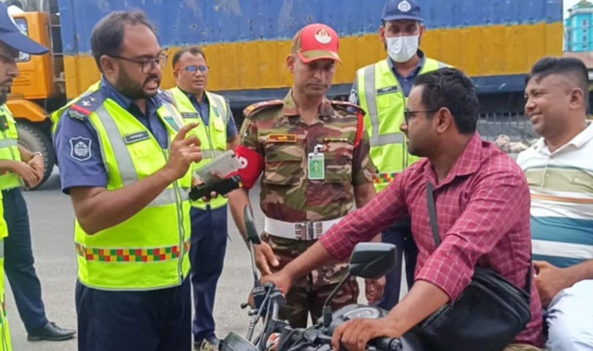 ঢাকা-চট্রগ্রাম মহাসড়কের কুমিল্লায় শৃঙ্খলা ফেরাতে যৌথবাহিনীর অভিযান